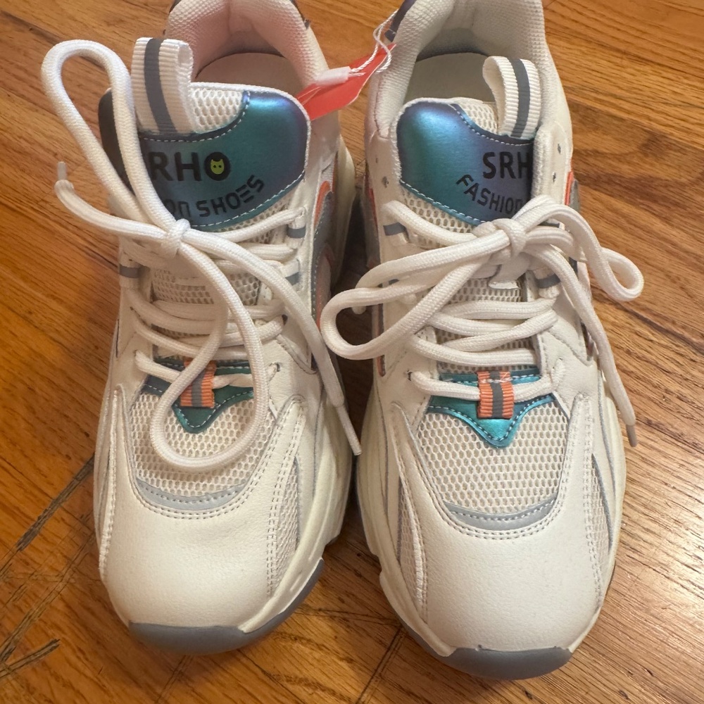 NWT Women’s Height Increasing Sneakers-Size 4